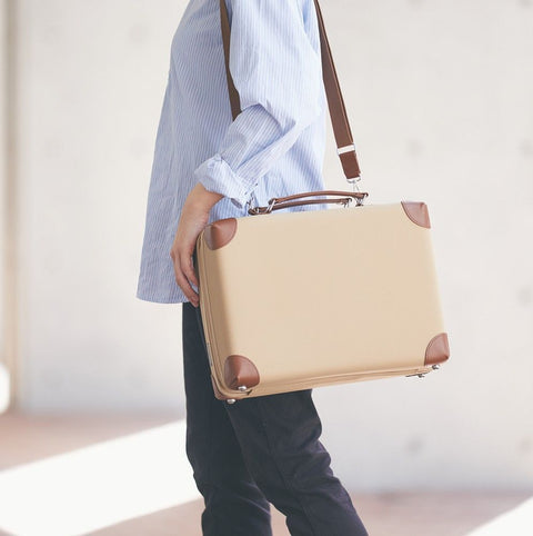 Carchette Carry Case Wide (Beige) - Japanischer Citykoffer, Aktentasche, Schultasche, mit Schultergurt | by KING JIM, Tokyo