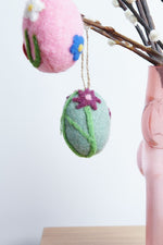 Aufhänger Filz-Ei Purpur-Blume, Mint, 7,8 x Ø 5,8cm