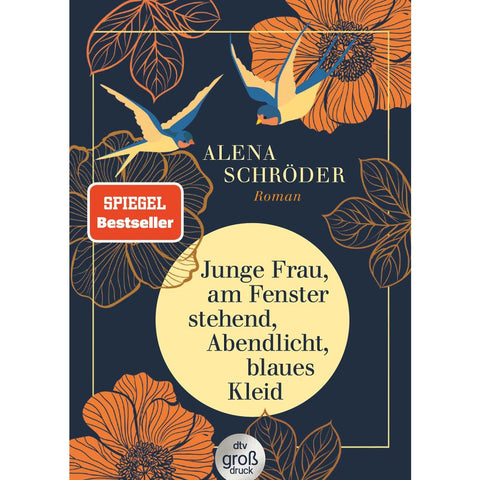 Junge Frau, am Fenster stehend, Abendlicht, blaues Kleid