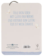 Butzon & Bercker Holz-Schlüsselanhänger 10,5 x 3 cm - aus unbehandeltem Eichenholz mit Herz-Lasergravur, graues Lederband, Lieferung auf Backcard mit warmer Botschaft (Rückseite)